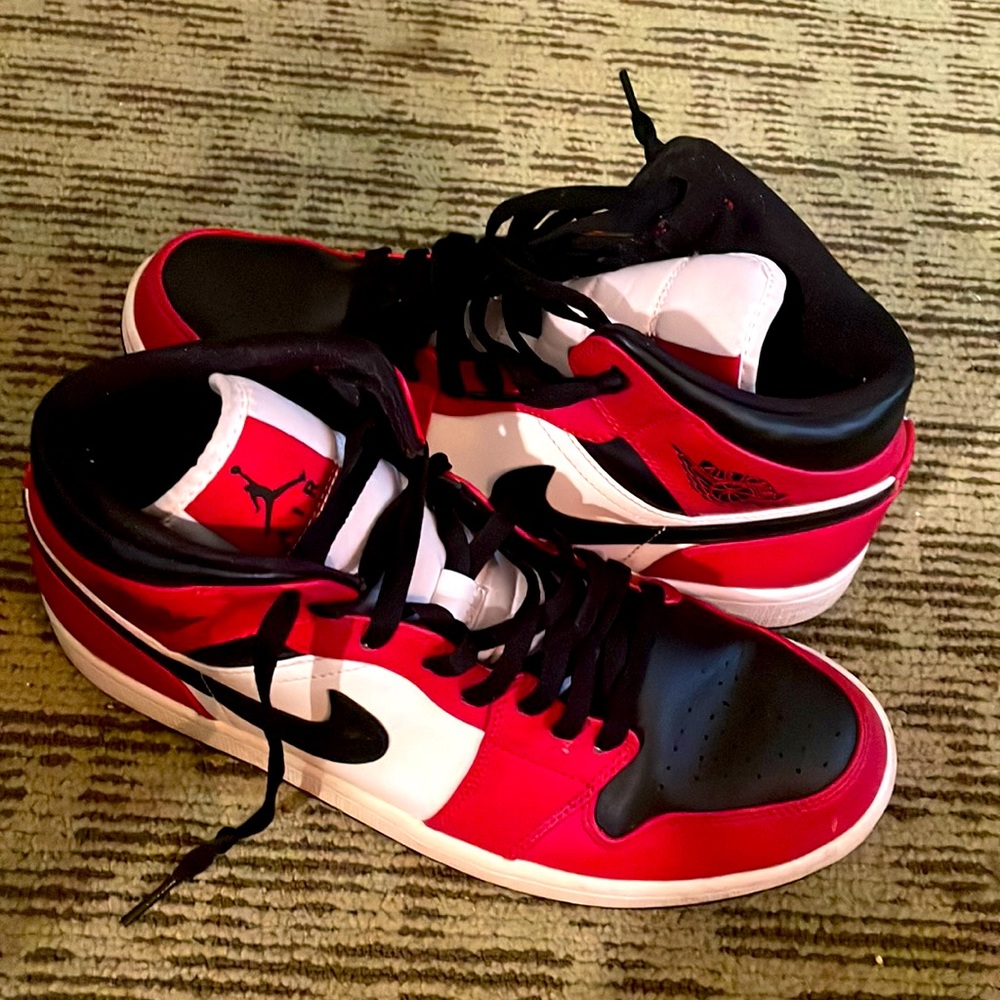 Mike air Jordan red, black and white sneakers mid top